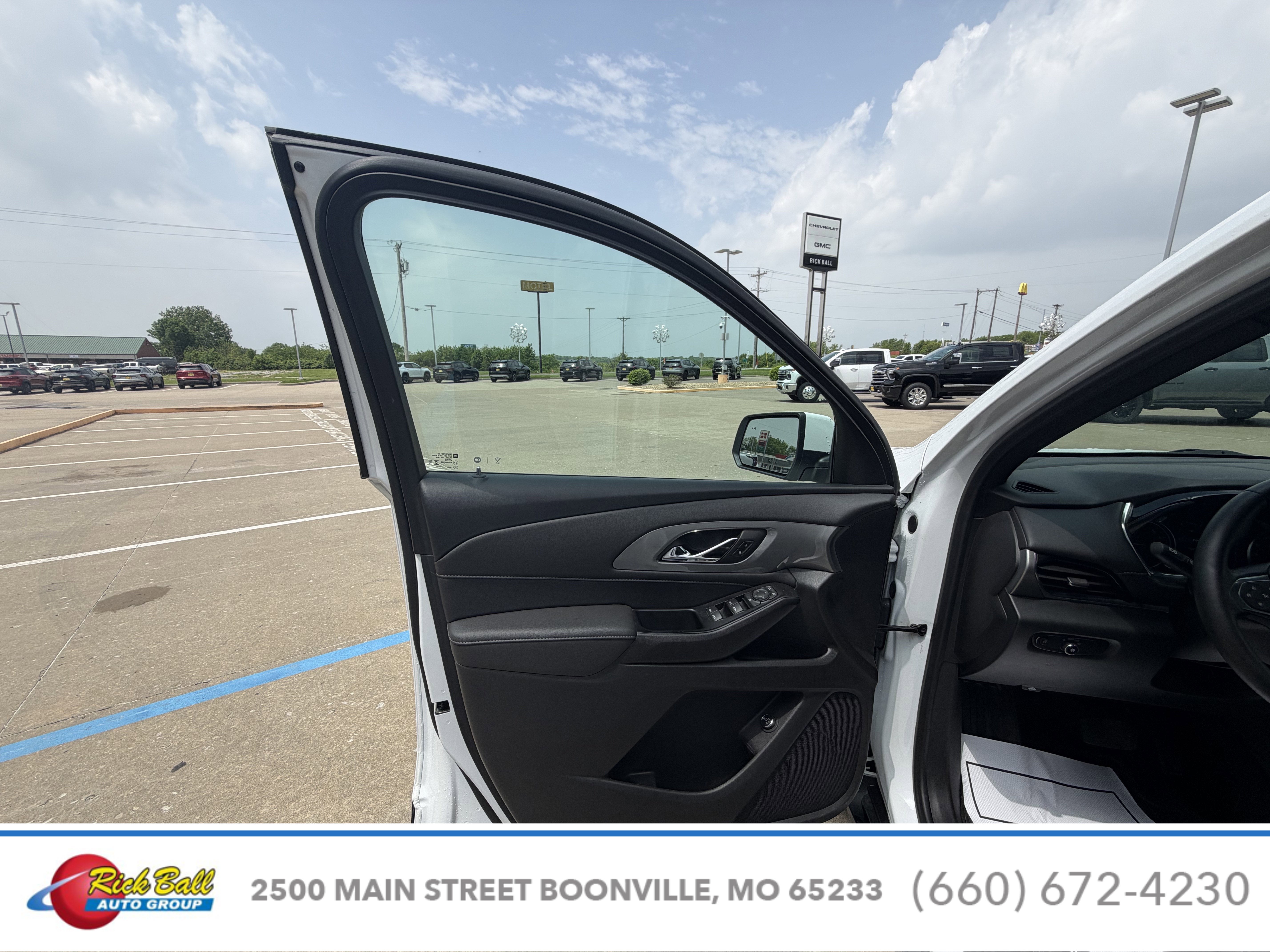 2023 Chevrolet Traverse LT Cloth