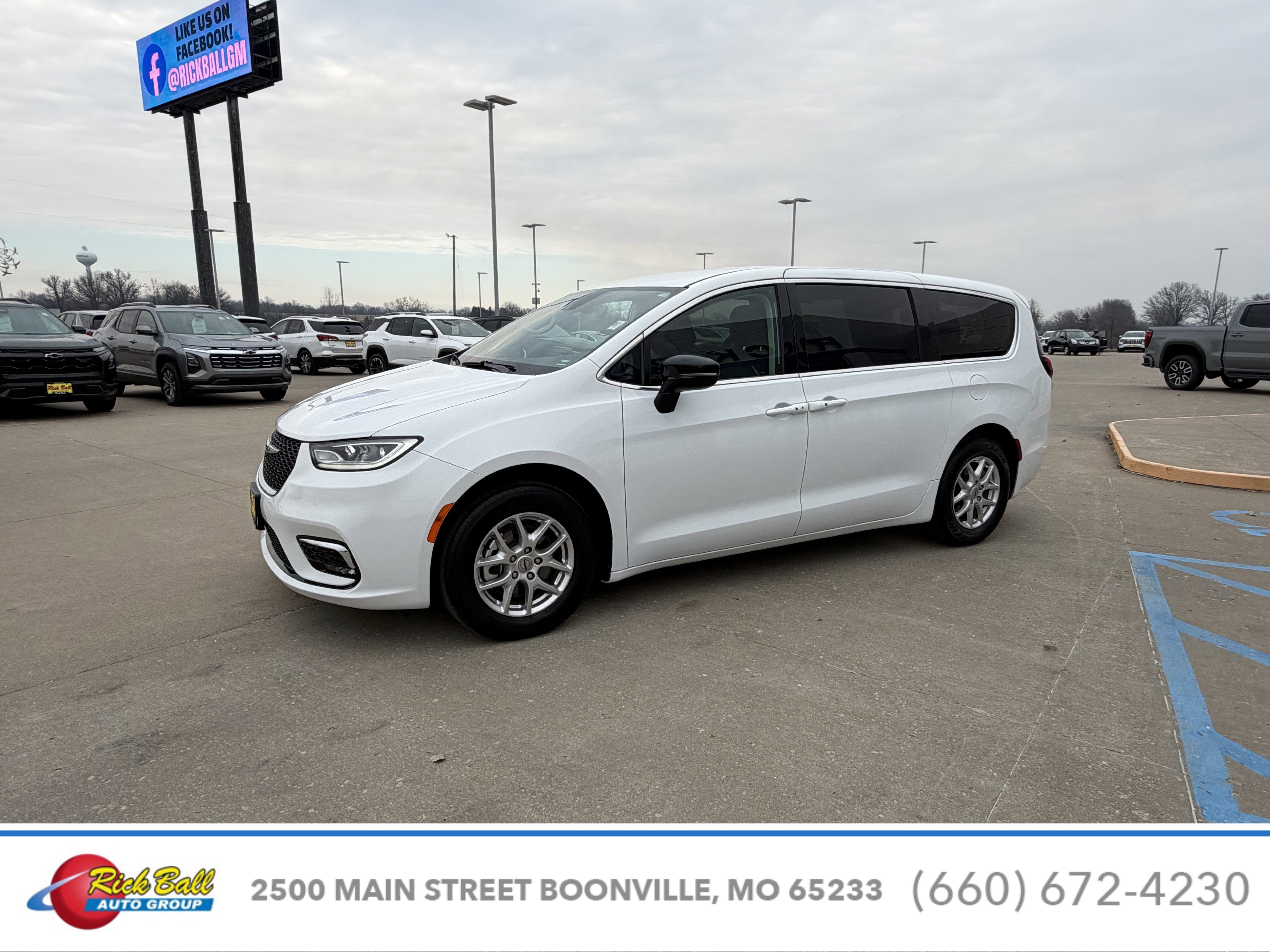 Used 2024 Chrysler Pacifica Touring L with VIN 2C4RC1BG9RR199082 for sale in Kansas City
